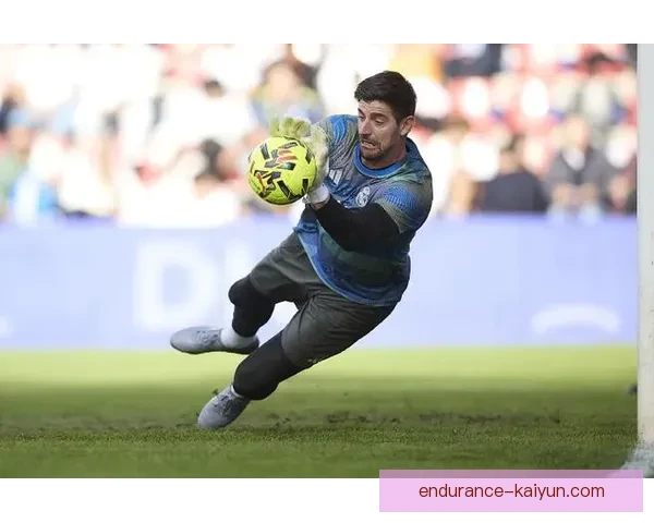 库尔图瓦在沙特联赛表现稳健，受到多方关注