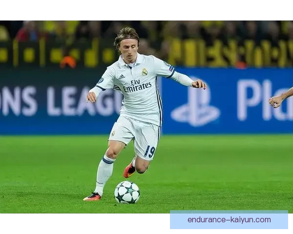 莫德里奇足球智慧持续提升，中场表现稳健备受期待